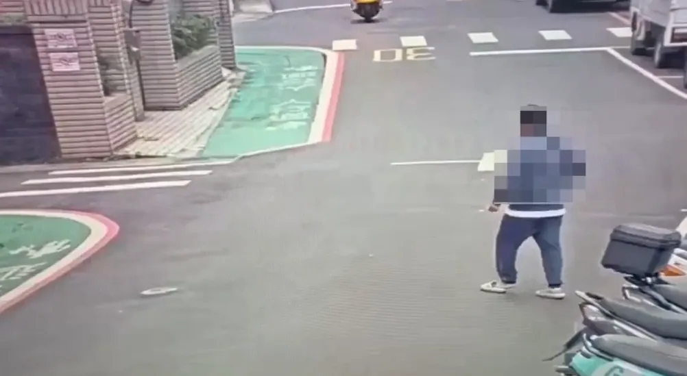 內湖出現一名詭異男子強拉幼童。（圖／警方提供）