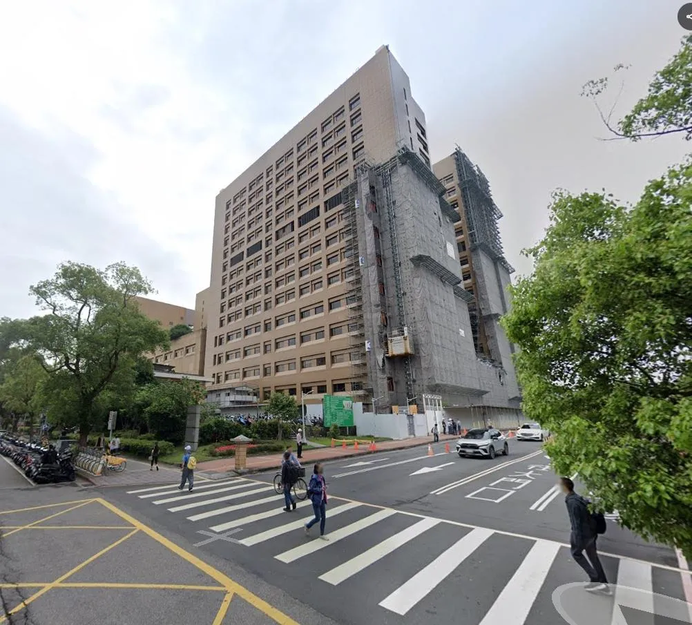 日前有民眾在社群平台 Threads 貼文揭露，母親在台灣大學醫學院附設醫院急診室苦等 12 天仍無法入住病房，期間疑似在院內感染肺炎而不幸過世。（圖／翻攝自Google街景圖）