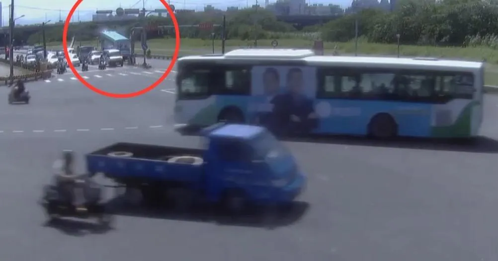 遊覽車駕駛未注意限高撞上限高架。（圖／翻攝畫面）