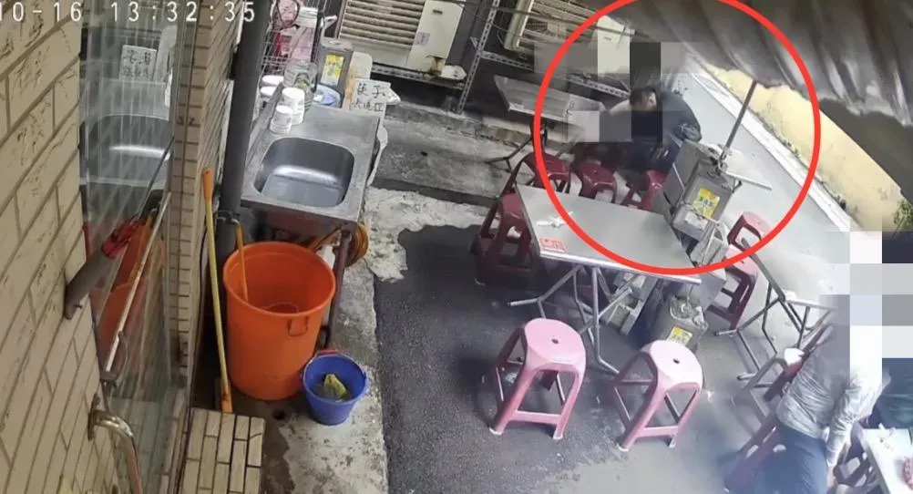 男子被磁磚砸中頭部。（圖／翻攝畫面）