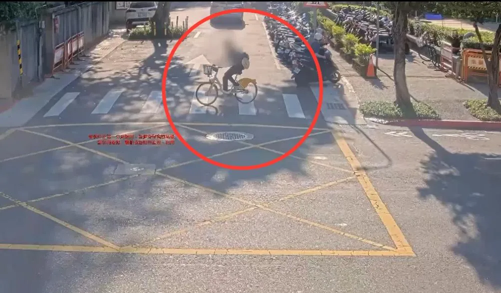 竊嫌在台北地院門口竊取Ubike。（圖／翻攝畫面）