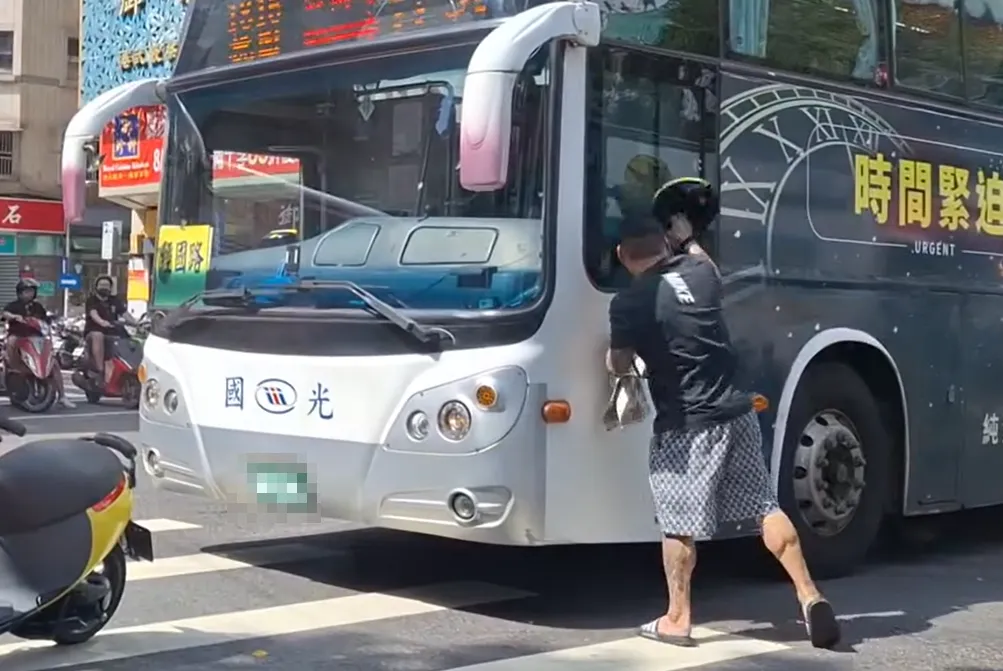最近有民眾在台北市大同區目擊1名男性機車騎士疑不爽被客運按喇叭,竟持安全帽怒砸客運駕駛座車窗。(圖/Threads@yudeli_0125授權提供)