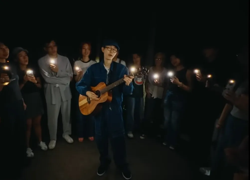 方大同在人群中背著吉他自彈自唱的身影，讓歌迷既感動又不捨（圖／翻攝Khalil Fong 方大同YT）