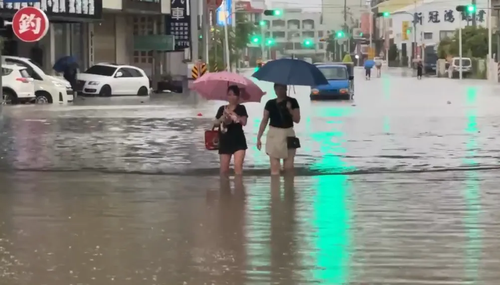 永康區國道一號下的太子路涵洞淹水。（圖／中天新聞）