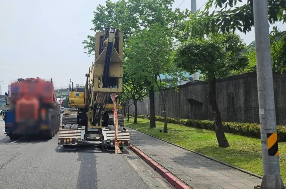 台北市南港區今(13)日發生驚悚車禍!(圖/翻攝畫面)