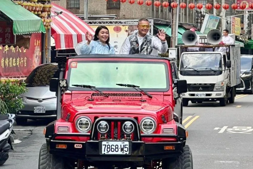 張嘉郡偕同丁學忠謝票。（圖／張嘉郡臉書）