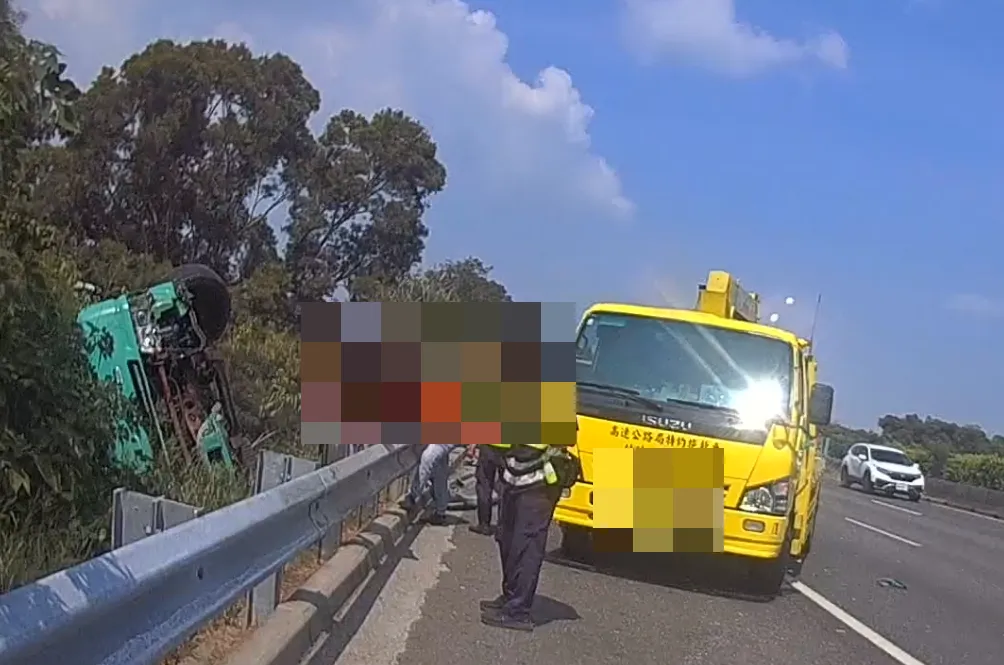 國道一號南下259.7K嘉義民雄路段,中午12時許發生一起大貨車翻落邊坡的車禍事件,1人受傷送醫。(圖/嘉義縣消防局提供)