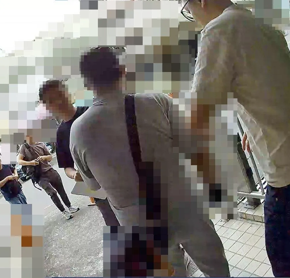 警方持搜索票攔住嫌犯。（圖／警方提供）
