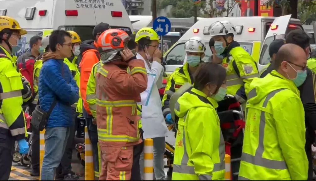 台中新光三越13日上午發生氣爆後，消防人員趕赴現場救援。（圖／中天新聞）