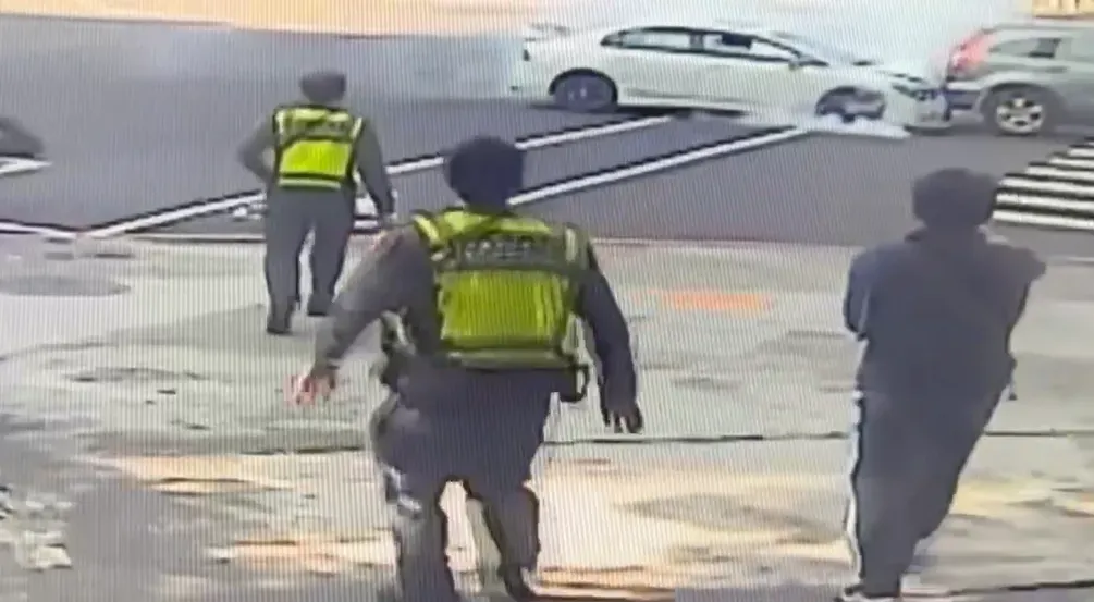 追撞事故發生後，轎車開始冒煙，警方趕緊使用滅火器避免火勢產生。（圖／翻攝畫面，下同）