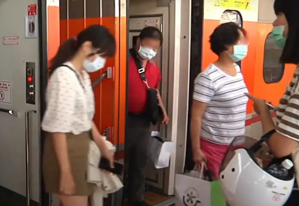 國內新冠肺炎疫情升溫，又逢端午連假出遊潮，台鐵呼籲旅客自主配戴口罩防疫。（示意圖／中天新聞）