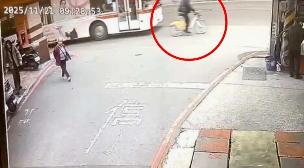 單車男攔住公車去路。（圖／翻攝畫面）