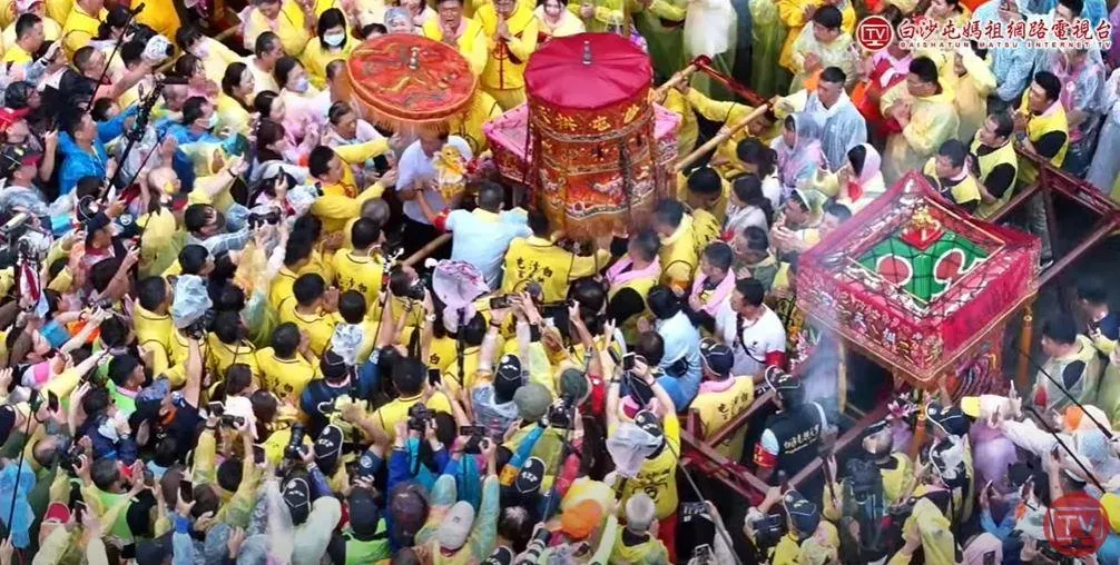 山邊媽祖轉成自己的神轎回山邊庄。（圖／翻攝自白沙屯媽祖網路電視台）