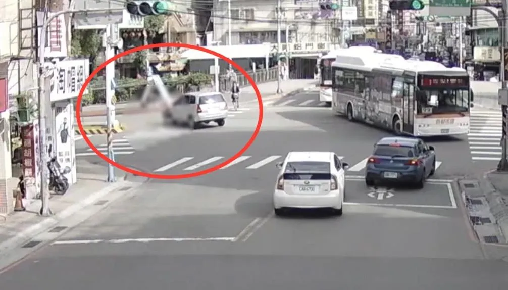 休旅車左轉撞上過馬路行人。(圖/翻攝畫面)