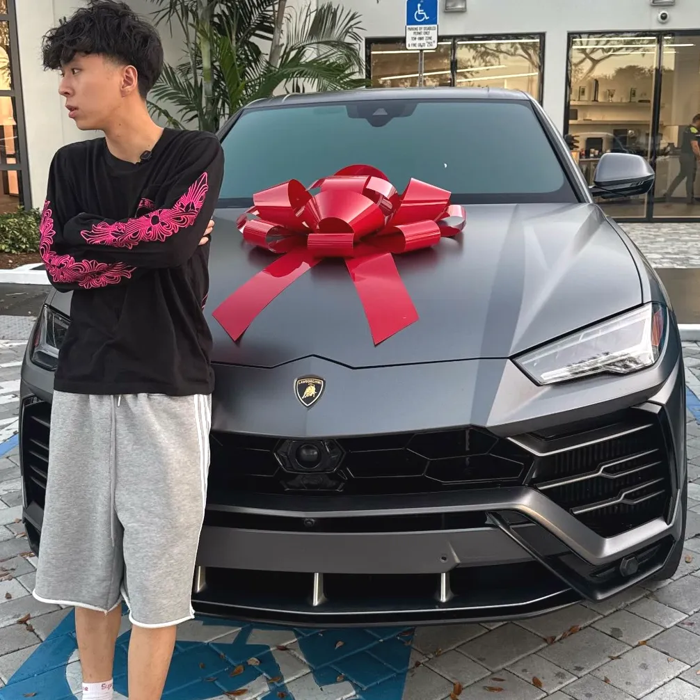 Ray買下藍寶堅尼Lamborghini Urus跑旅車。（圖／翻攝自IG）