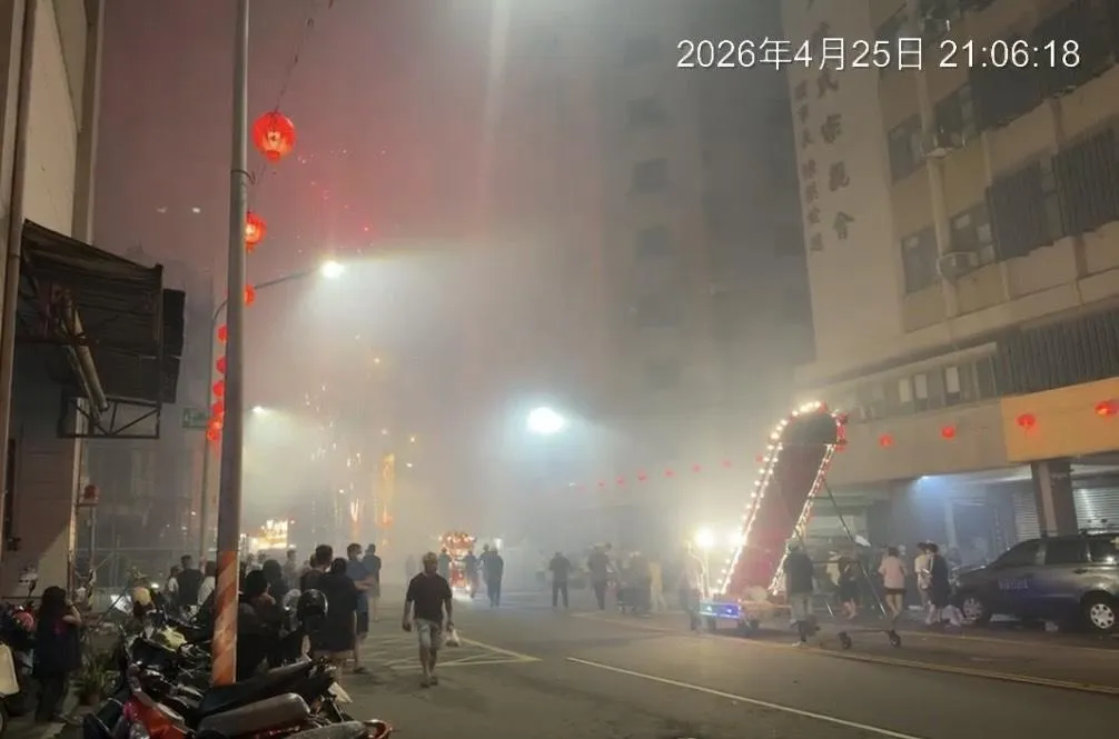 廟會狂放鞭炮整個街道瀰漫濃煙。(圖/翻攝自臉書高雄市政府環保局)