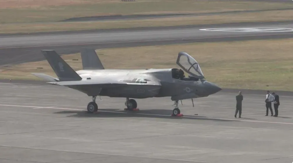 25日下午迫降在高知縣龍馬機場的美軍F-35戰鬥機。（圖／翻攝NNN）