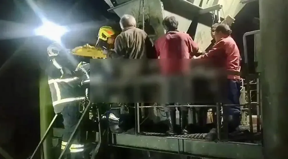 花蓮瑞穗一處砂石廠工人跌入遭砂石活埋。（圖／翻攝畫面）