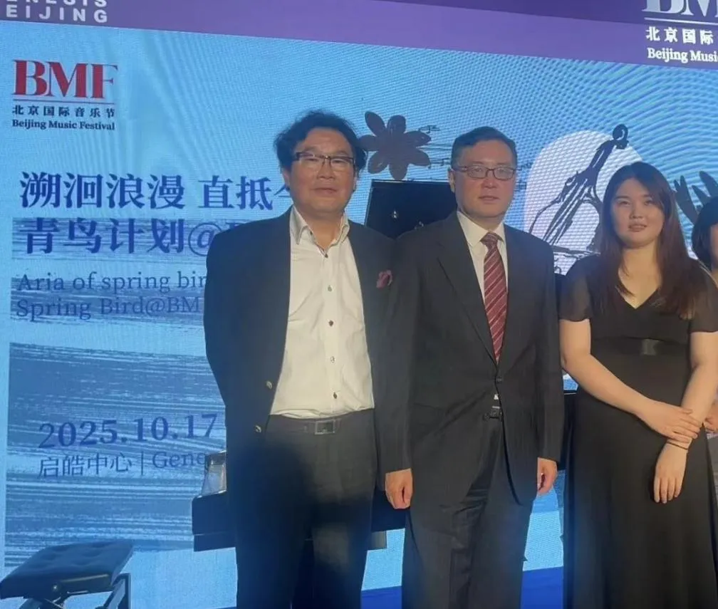 網傳疑似秦剛（左二）的照片。（圖／翻攝X平台）