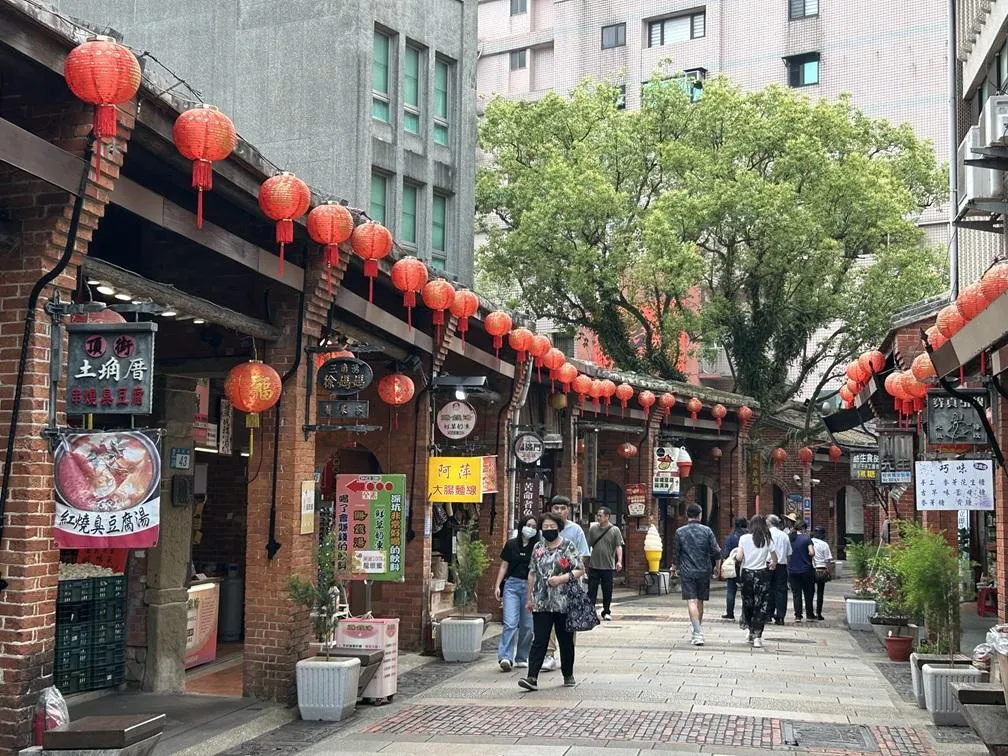 新北市境內商圈各具特色，涵蓋山城、海港、老街及都會市區，完整呈現新北多元且具生活感的庶民經濟樣貌。（圖／新北市經發局提供）