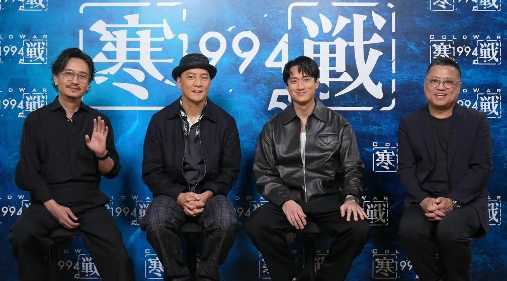 導演梁樂民(右起)日前率《寒戰1994》主演劉俊謙、吳彥祖、謝君豪與台灣媒體進行視訊訪問。(圖/截圖自訪問影片)