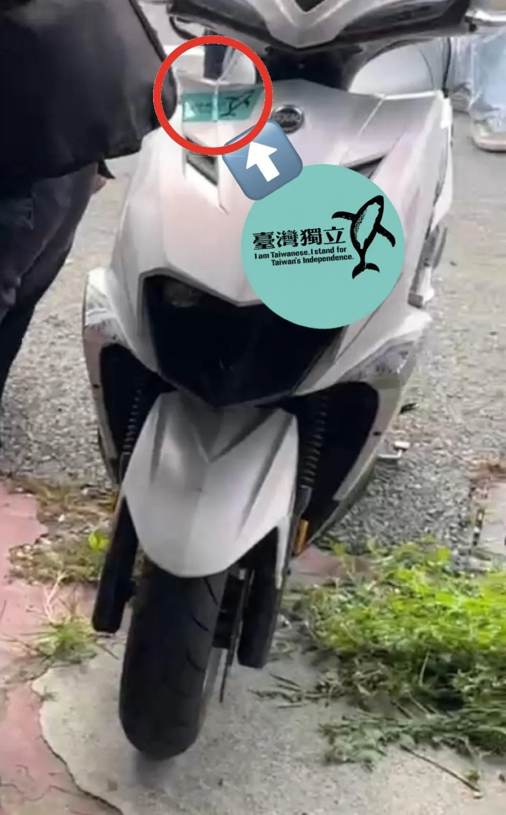 戴女的機車上被發現貼了台獨貼紙。（圖/中天新聞）