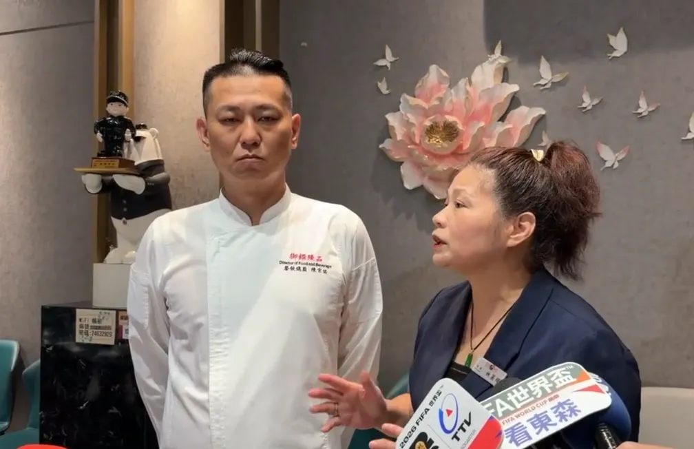 餐廳總監陳宗佑（左）、餐廳經理林麗輝還原現場狀況，並表示當時所謂的「稽查人員」十分不善。（圖／中天新聞）