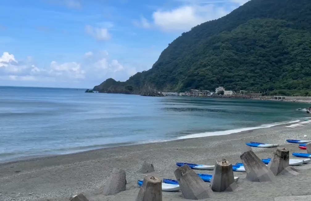 宜蘭東澳粉鳥林海灘26日發生1名女子落海身亡事件。（圖／翻攝畫面）