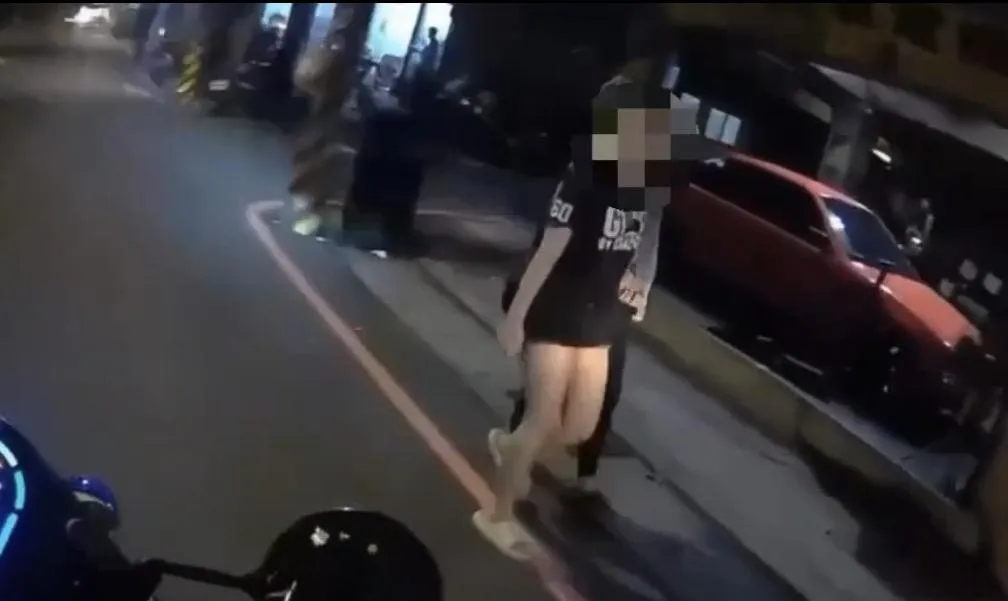 通緝男扮女裝在路上反遭警起疑查獲。（圖／翻攝畫面）