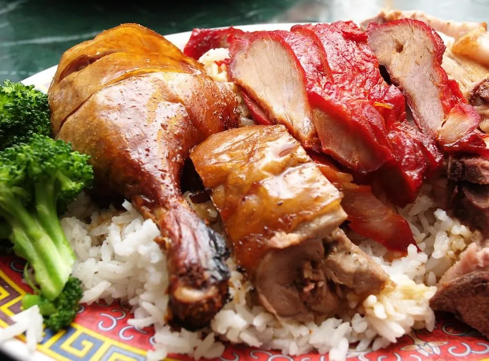 外食炒青菜通常加入大量油脂維持油亮色澤,吃之前可在熱湯或開水裡稍微過一下,洗去多餘油分。(示意圖/Pexels)