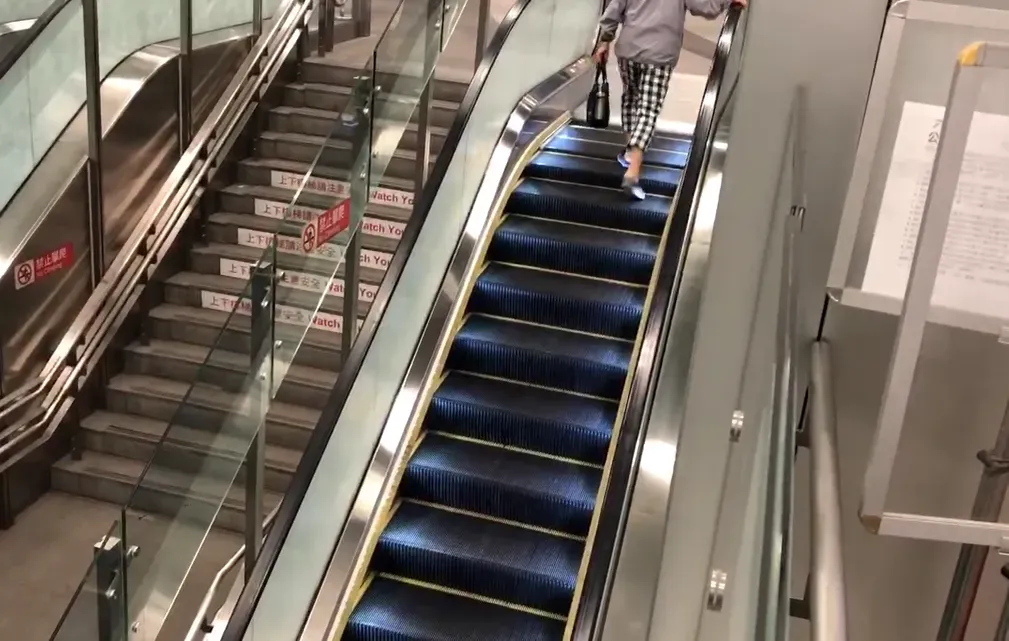 電扶梯停止。（圖／翻攝畫面）
