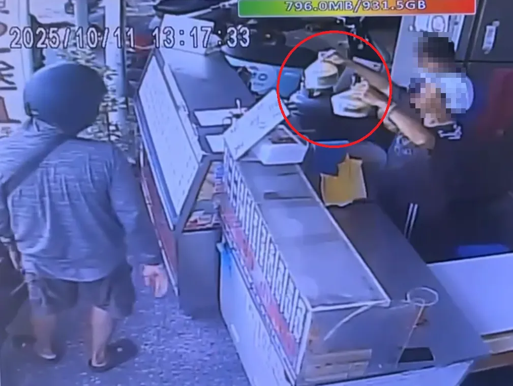 店家公布監視器畫面中，出餐當下的餐點外觀看起來沒有異樣。（圖／張先生提供）
