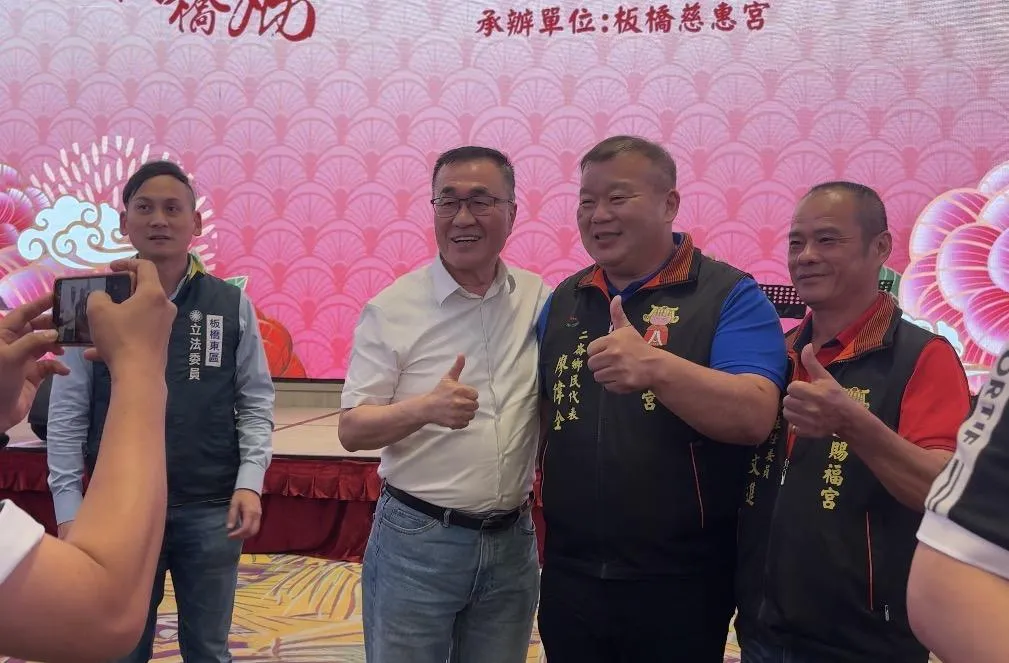 李四川23日出席中華媽祖聯誼會會員大會，現場民眾熱情合照。（圖／）李四川競辦提供