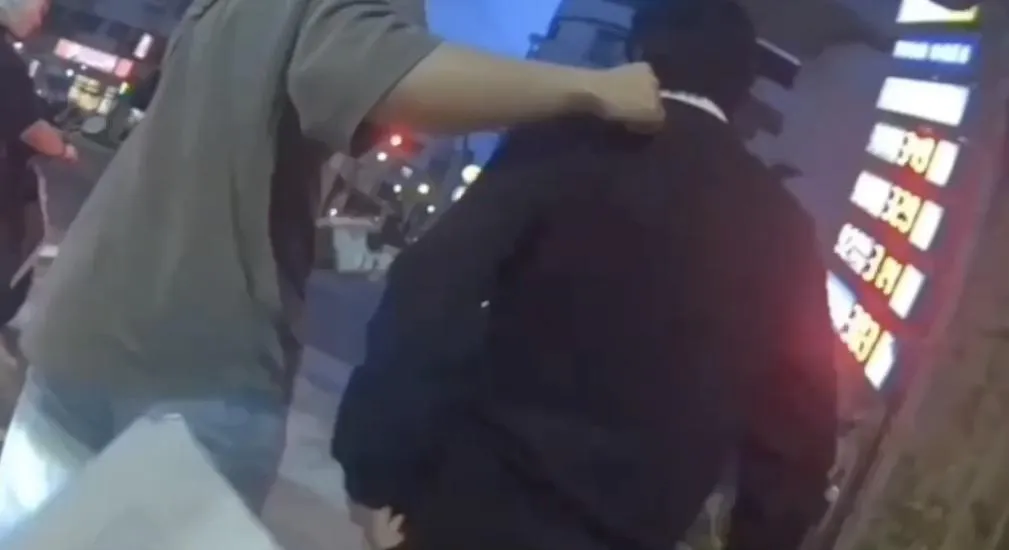 偷拍嫌犯遭警方拘提到案。（圖／翻攝畫面）