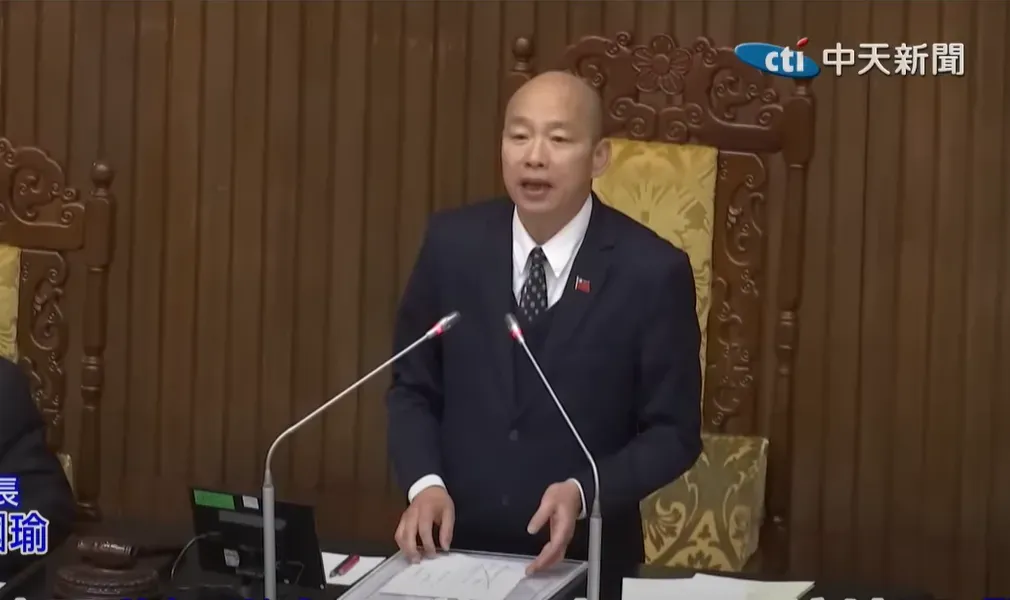 韓國瑜則淡定表示，「謝謝黃捷委員發言，按照議事規則第32條規定，有問題請書面提出」。（圖/中天新聞）