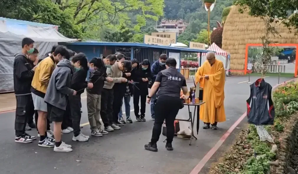昨日下午，宜蘭綠色博覽會園區發生驚悚意外，造成1死1傷，今日早上家屬來到綠博招魂，宜蘭縣政府工作人員也到場致意。（圖/中天新聞）