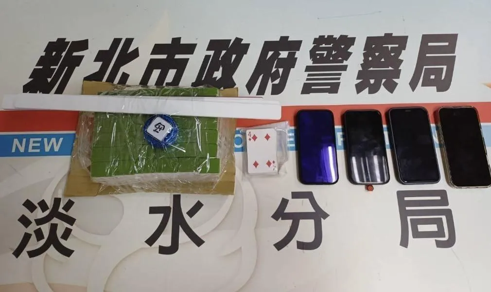 警方查扣賭具賭資等證物。（圖／翻攝畫面）