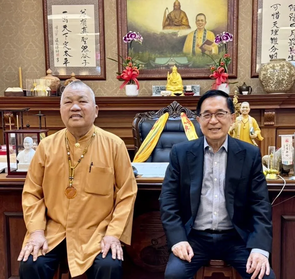 「混元禪師」(右)曾擔任陳水扁的國策顧問。（圖／陳水扁臉書）