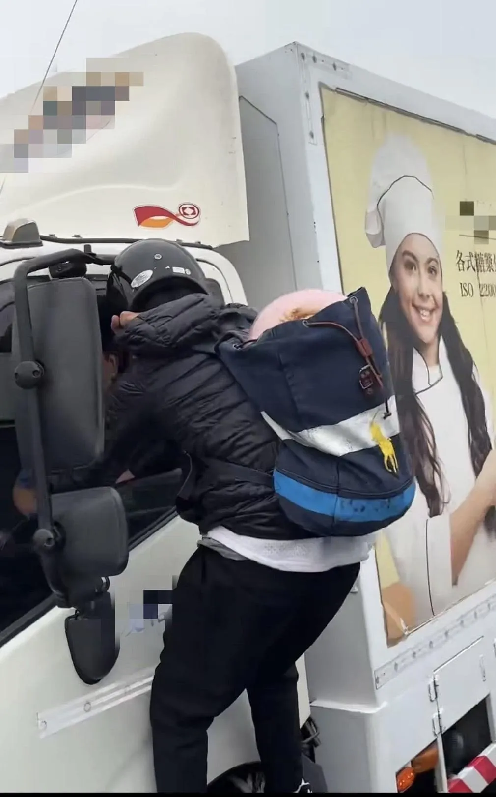 張男攀上貨車跟司機扭打。（圖／台南道路救援張家班群友陳大哥授權提供）