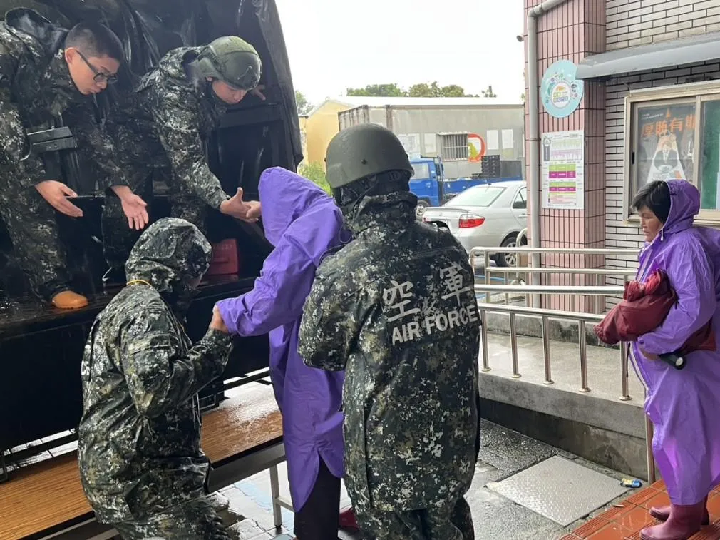 空軍防訓中心官兵協助屏東枋寮鄉居民預防性撤離。（圖／陸軍司令部）