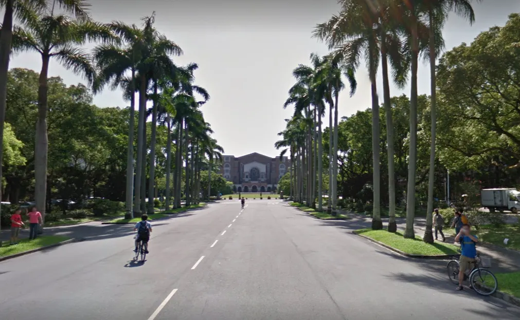 台灣大學公館總校區9日上午突發大停電，適逢期末考週，讓不少學生只能克難開手機照明應考。（圖／翻攝自Google map）