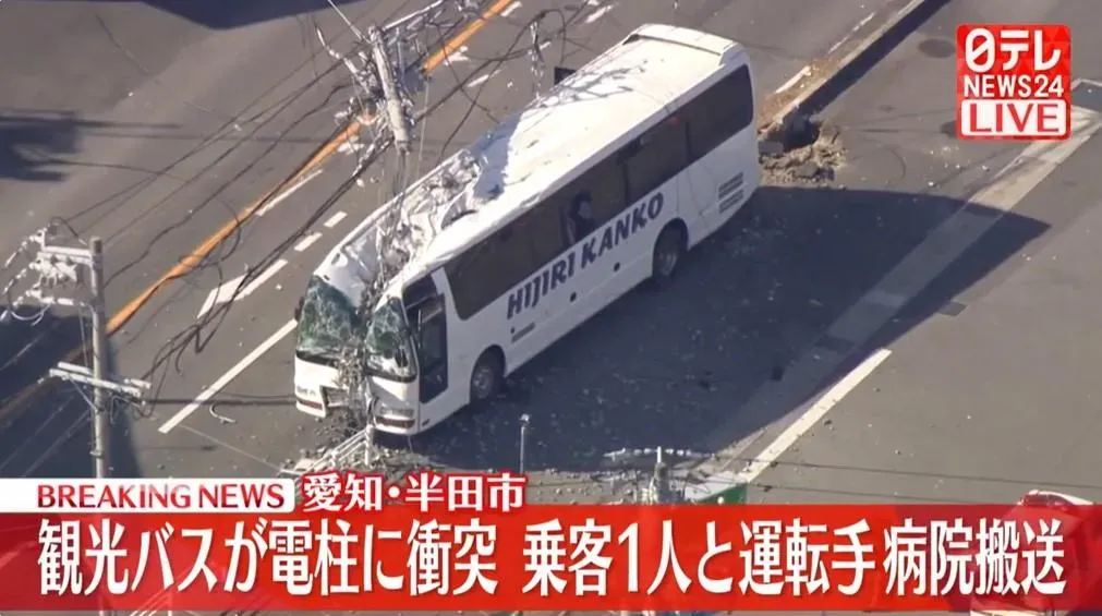愛知縣驚傳巴士撞電線桿意外。（圖／翻攝NNN）