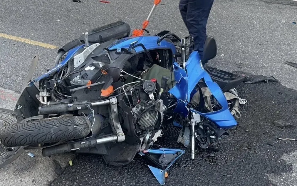 機車被正面撞擊全毀。（圖／翻攝畫面）