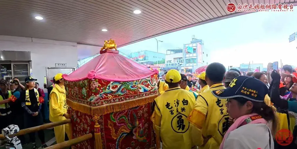 粉紅超跑進入苗栗後第一個停駕的地點又選擇車行。（圖／翻攝自白沙屯媽祖網路電視台）