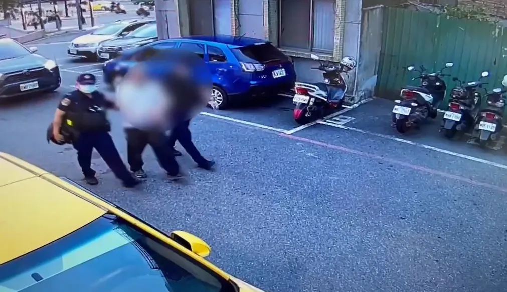 員警制止無效後，只好對喝醉男子實施保護管束。（圖／翻攝畫面）