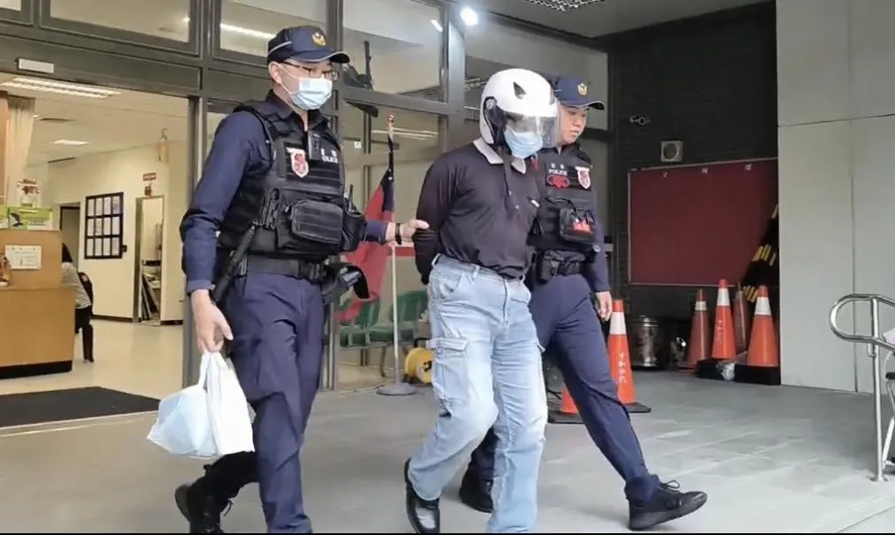 男子遭依傷害罪現行犯逮捕送辦。(圖/翻攝畫面)
