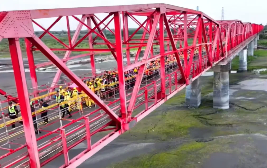 上萬名香燈腳緊隨媽祖過橋。（圖／翻攝自白沙屯媽祖網路電視台YT）