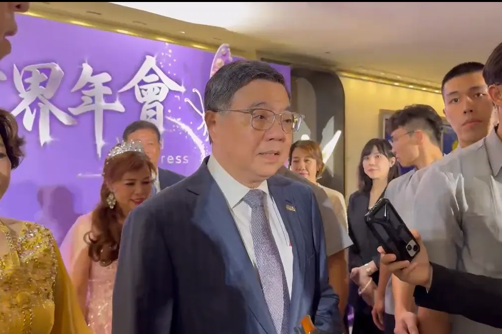 行政院長卓榮泰16日受訪時，對立法院三讀通過65歲以上長者免健保費表達憤怒。（圖／翻攝畫面）