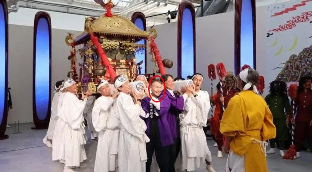 岸本周平昏倒前一天，才剛出席活動抬神轎。（圖／翻攝NNN）