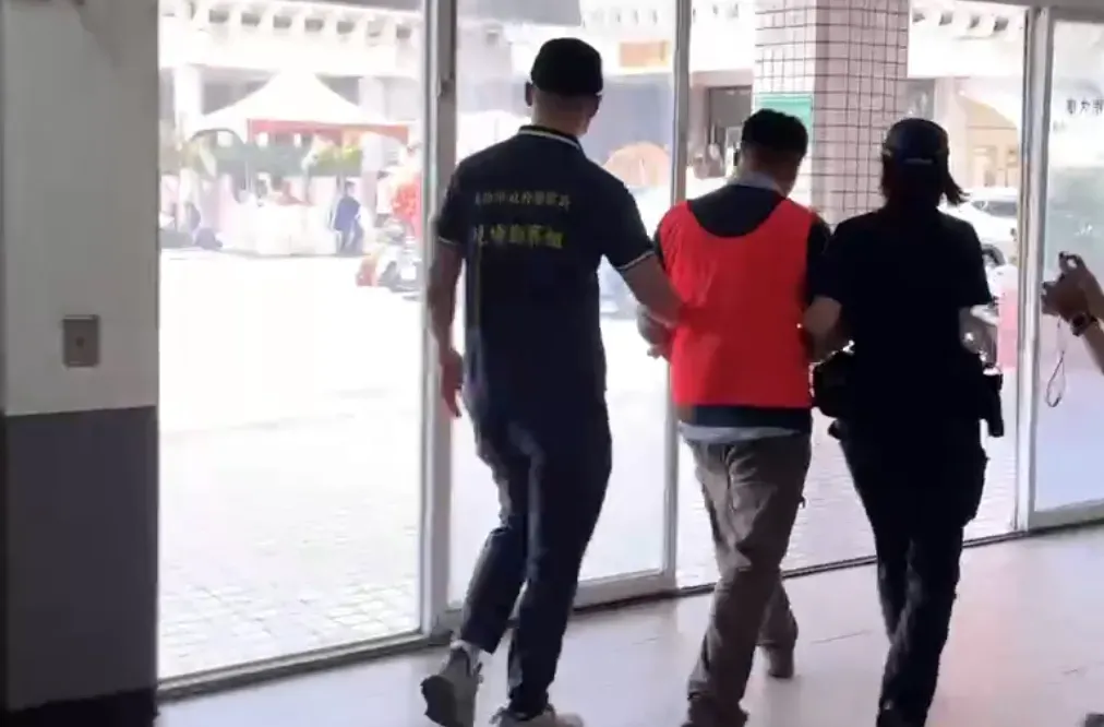 警方調查，鄭姓工地主任於9日下班後與同事在公園飲酒，結束後載同事返家時發生事故。（圖/翻攝畫面）